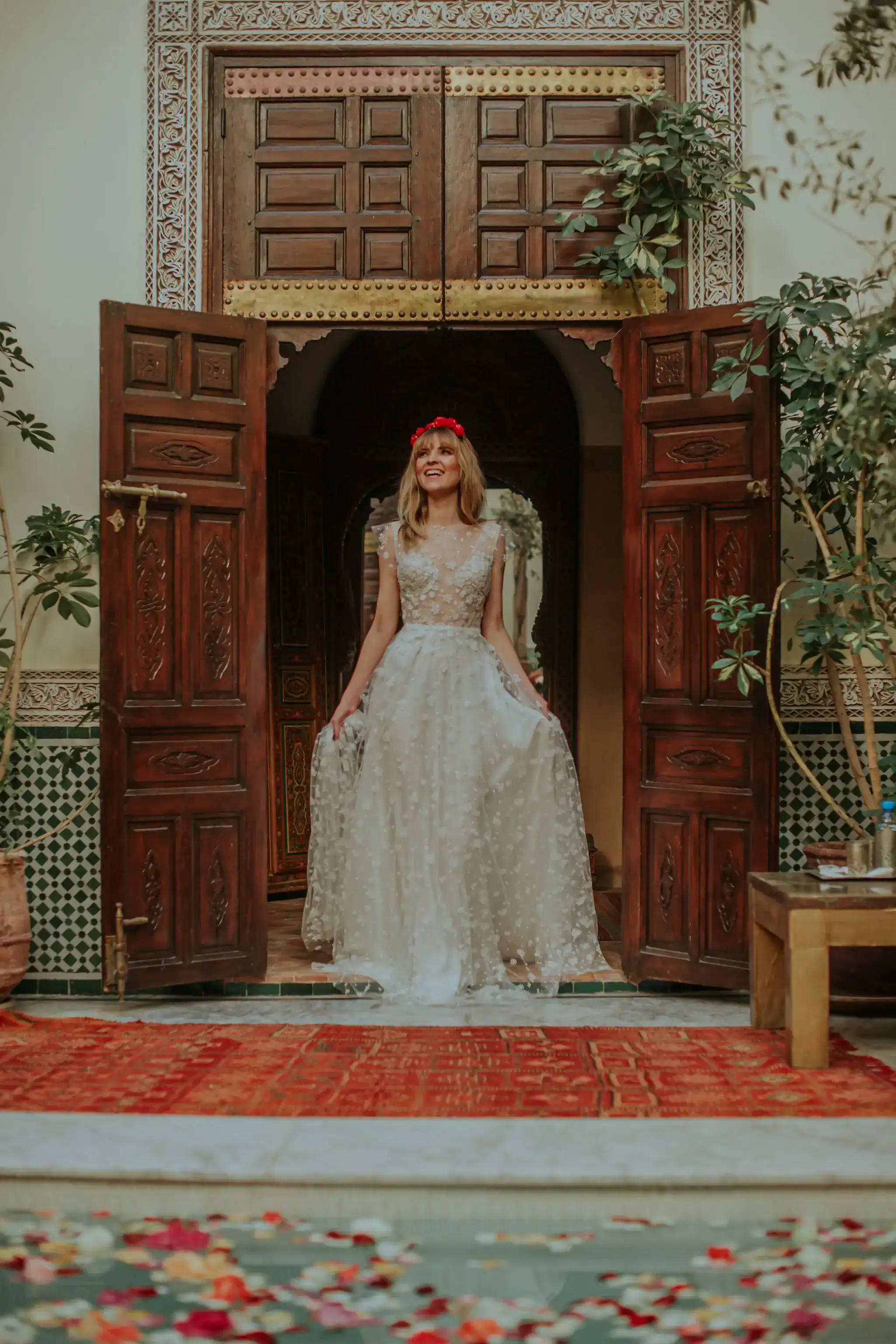 Mariée devant une porte traditionnelle marocaine