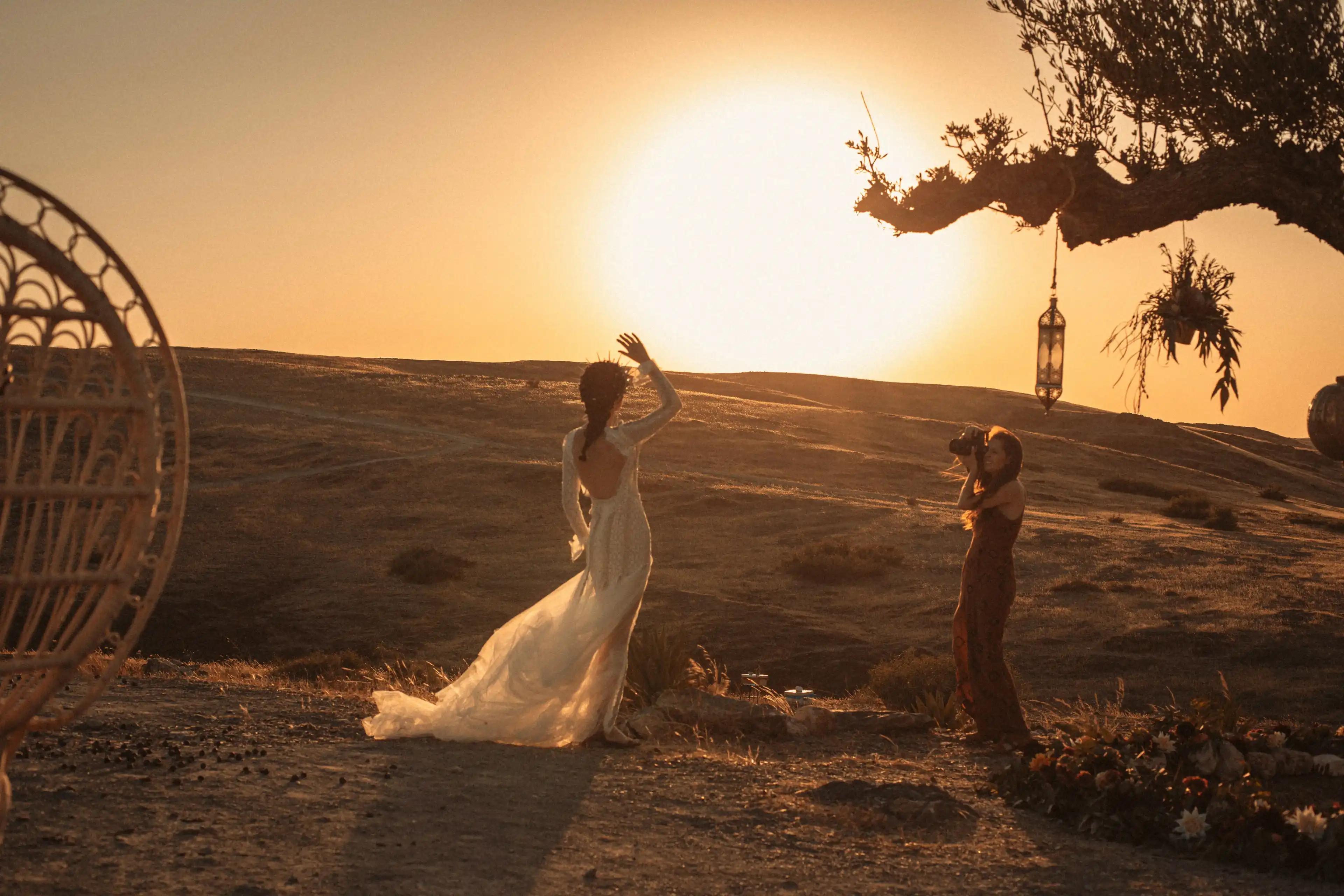 Séance photo avec une mariée dans le désert marocain au coucher du soleil