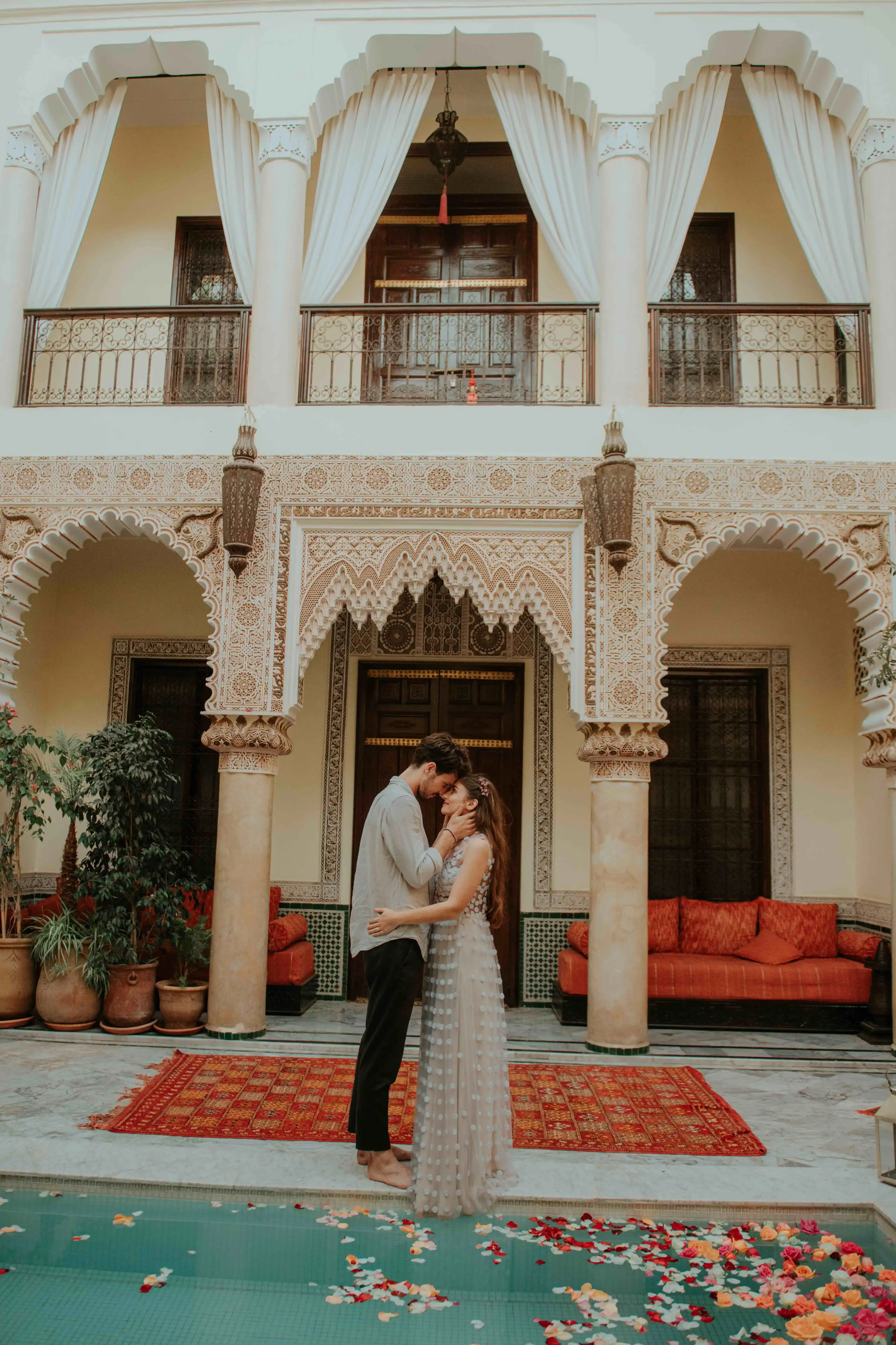 Couple posant dans la cour intérieure d'un riad à Marrakech, pendant leur elopement